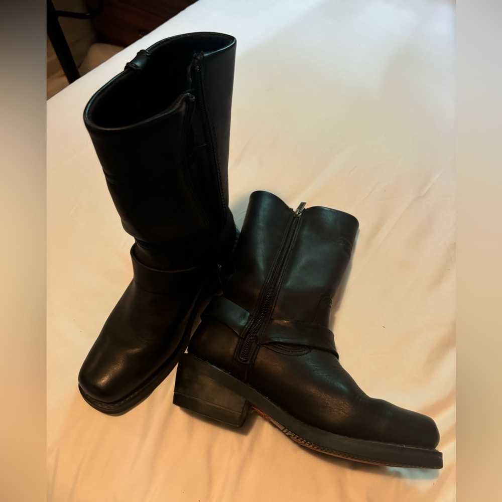 Harley Davidson Women’s size 8 Waterproof biker boot. Black with side buckle